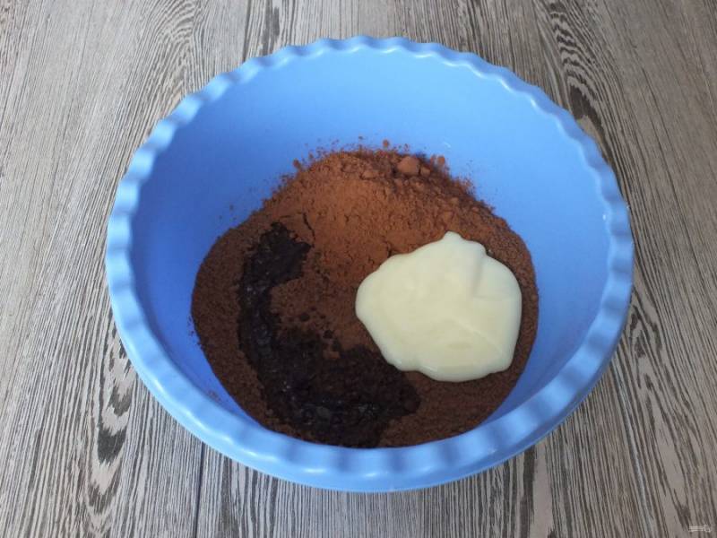Печенье измельчите в блендере или другим способом в мелкую крошку. Пересыпьте крошку в чашу, добавьте 4 ст.л. сгущенного молока, растопленное шоколадное масло и какао.