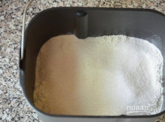 1.	Сперва заложите сухие ингредиенты: в чашу хлебопечки выложите сухие дрожжи, просейте пшеничную муку, добавьте к ней сахарный песок, ванильный сахар.