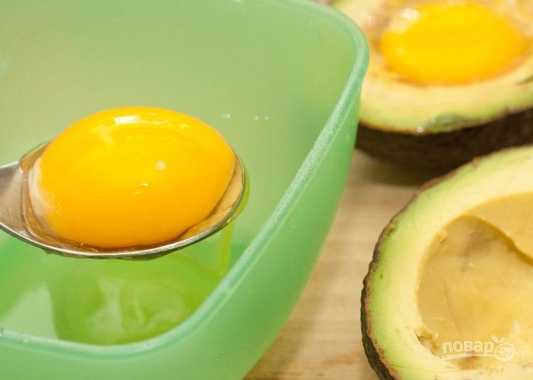 4. Разбейте яйца, сначала положите желток, если есть дополнительное место — положите белок.