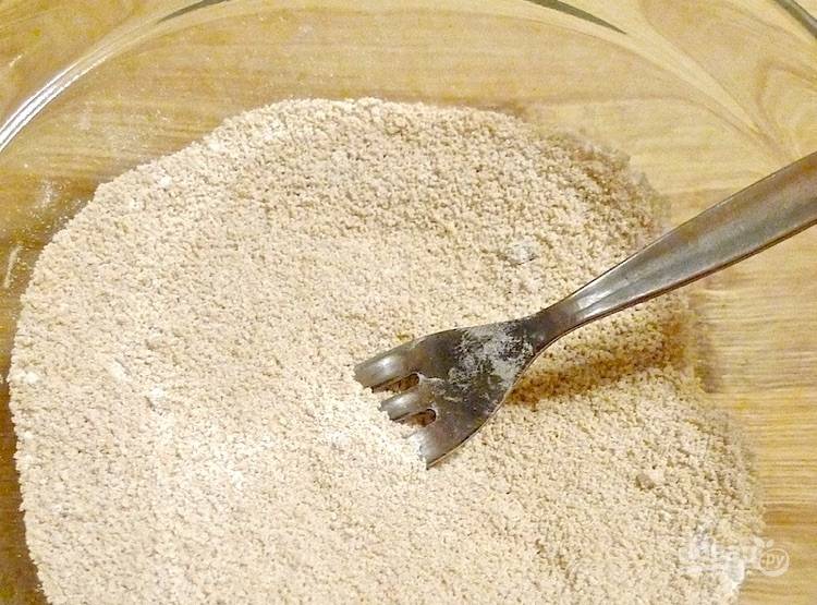 8.	Смешайте в миске оставшийся коричневый сахар, 1,5 столовые ложки муки, корицу.