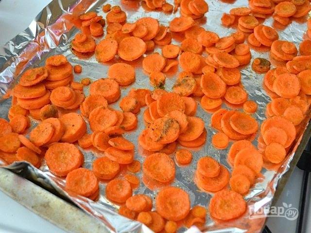 4.	Запекайте морковь около получаса в разогретой до 180 градусов духовке. 