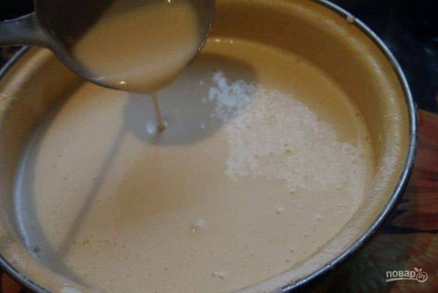 6. По консистенции тесто должно быть средней густоты. Чем гуще тесто, тем толще блины получатся после выпекания.
