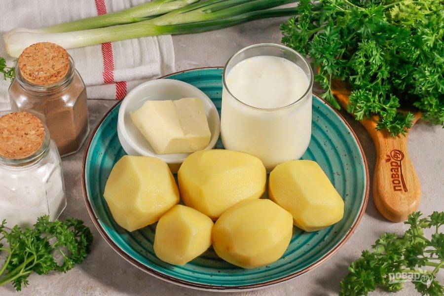 Подготовьте указанные ингредиенты. Очистите картофельные клубни и промойте их в воде. Желательно выбирать сорта картофеля со светлой сердцевиной, а не с розовой или желтой.