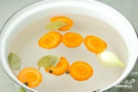 Очищенную луковицу и порезанную пятаками морковь положите в кастрюлю и залейте холодной водой. Добавьте лавровый лист, перец горошком и варите полчаса. 