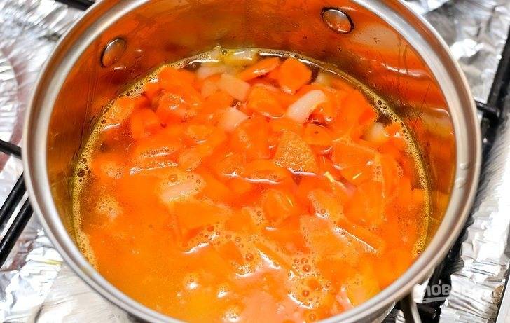 Добавьте бульон, варите 15-20 минут, пока картофель и морковь почти сварятся. Они должны быть еще немного твердыми.
