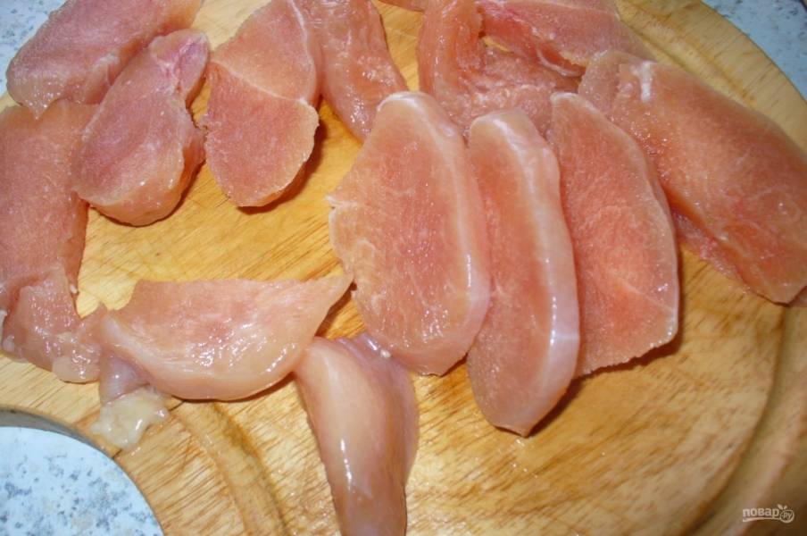 Куриное филе промойте и порежьте в виде ломтиков или брусочков. Тут уже как вам удобнее будет: можно резать, пока курица еще не полностью оттаяла. Можете даже кубиками порезать. 