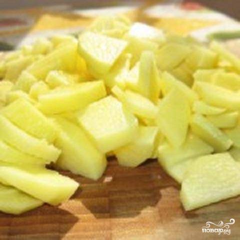 2.	Вымыть и почистить картофель. Нарезать его можно небольшими ломтиками или кубиками. Положить картофель в бульон и дать ему повариться около 15 минут.