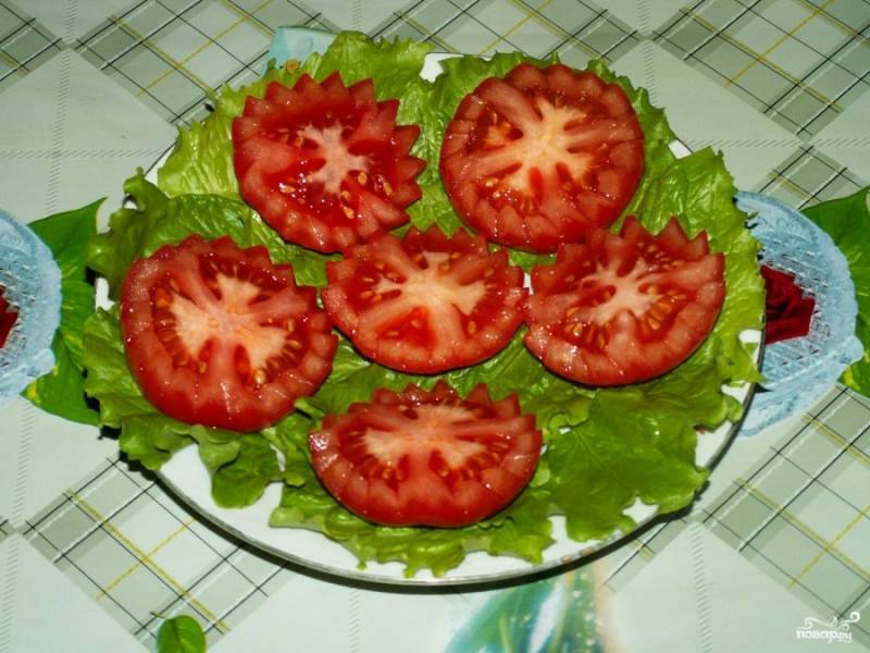 Выложить на тарелку листья салата. Сверху  помидоры.