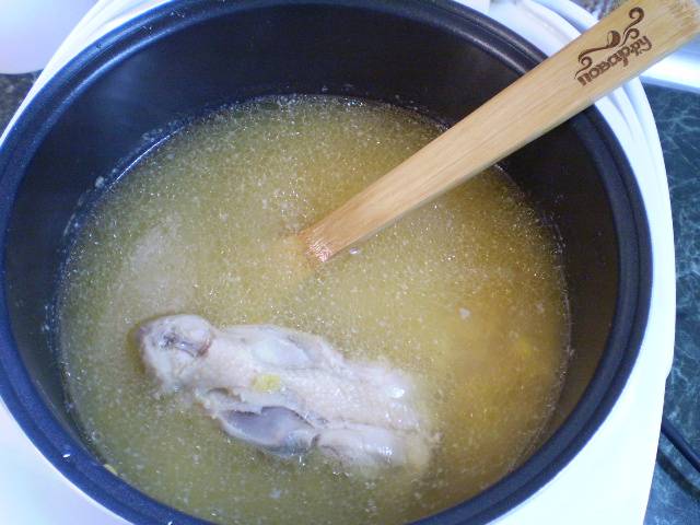 3. Отварите кусочек курицы и гороха до готовности. Посолите по вкусу. Если варите суп в мультиварке, воспользуйтесь режимом "Суп".