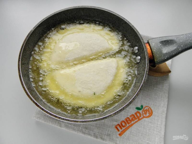 Разогрейте хорошо рафинированное масло, обжарьте на медленном огне пирожки "Манзари" до золотистой корочки с обеих сторон.
