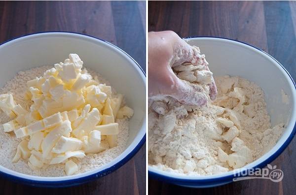 2. В отдельную мисочку отправьте просеянную муку, добавьте щепотку соли и разрыхлителя. Холодное сливочное масло натрите на терке или нарежьте мелкими кусочками. Добавьте к муке и разотрите до однородной крошки. 