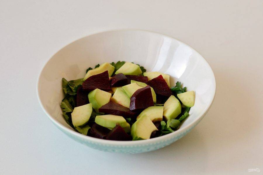Авокадо очистите от кожуры, удалите косточку. Нарежьте свеклу и авокадо на ломтики среднего размера. 
