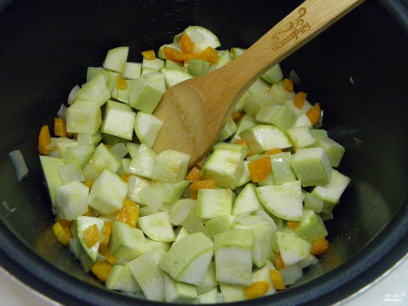 Кабачки порежьте крупными кубиками, добавьте к овощам и обжарьте пару минут.