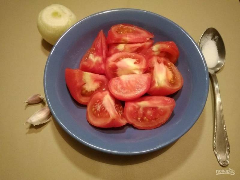 3. На помидорах сделайте крестовые надрезы и ошпарьте их. Затем кожицу снимите, а сами плоды крупно нарежьте.