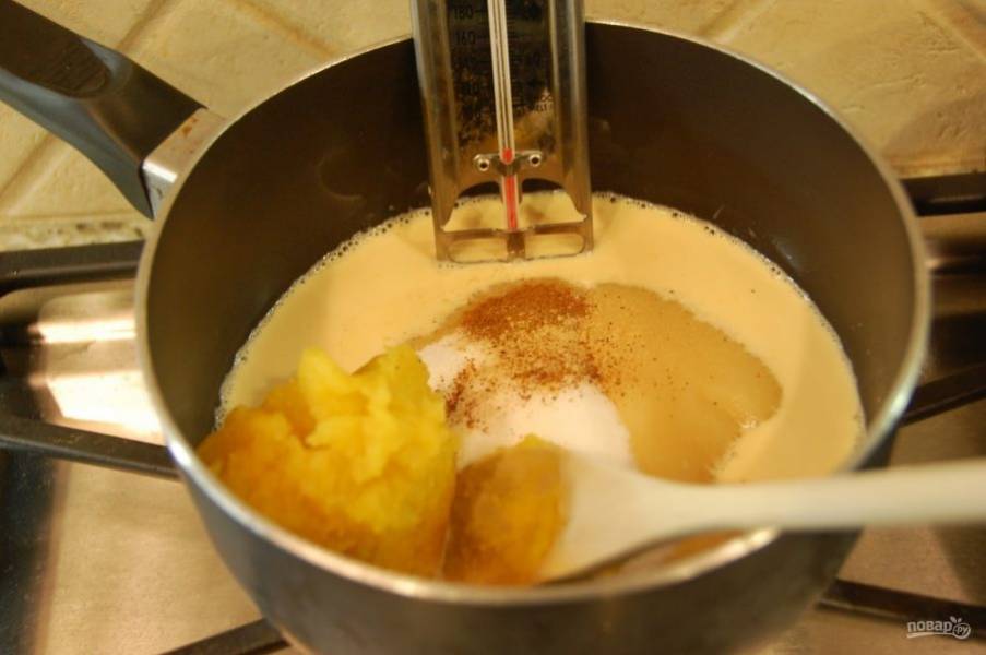 1.	Сперва начинка: в кастрюлю добавьте 2 стакана сахара, тыквенное пюре, молоко, корицу, имбирь, 0,5 чайных ложки ванили. Отправьте кастрюлю на огонь.