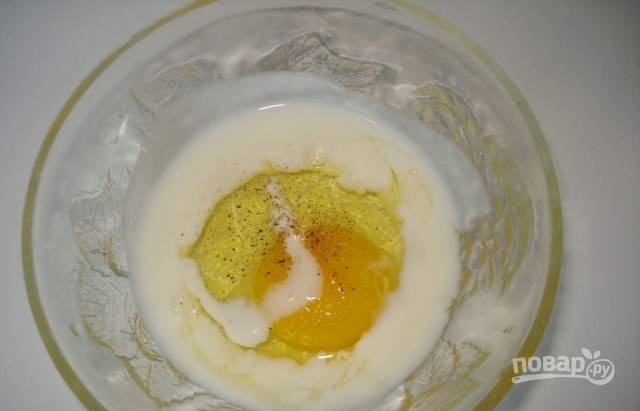Взбейте в миске яйцо с перцем, солью и кефиром.