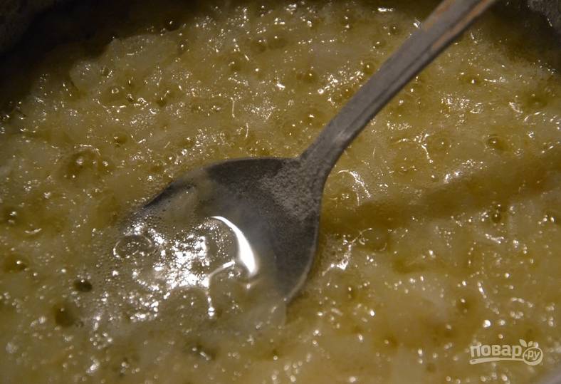 Растопите в сотейнике масло, добавьте в него измельченный лук. 