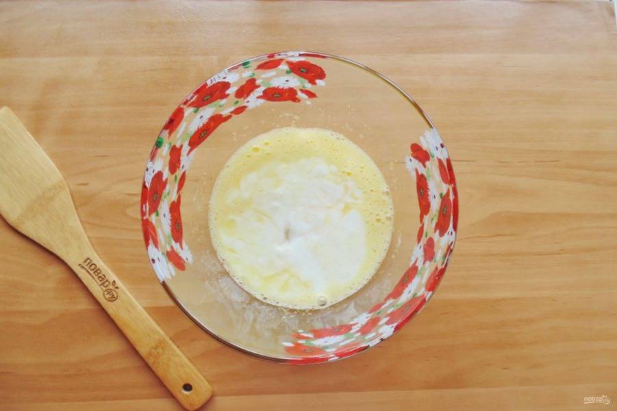Взбейте миксером яйца с сахаром и влейте в миску кефир.
