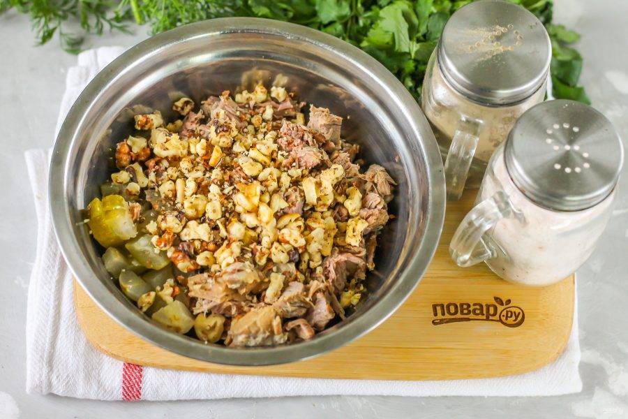 Салат с вареной говядиной и грецкими орехами рецепт с фото
