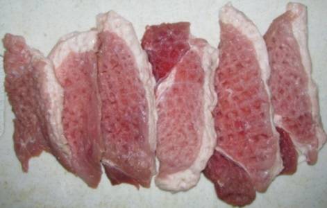 2. Классический рецепт мяса отбивного в духовке предполагает, что свинину нужно слегка отбить, стараясь не очень травмировать текстуру мяса. Можно использовать пищевую пленку, которой накрыть отбивные в процессе.