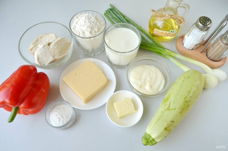 1. Подготовьте продукты. Заранее отварите куриное филе в соленой воде, остудите. Вместо зеленого лука можно использовать порей или сельдерей стеблевой.