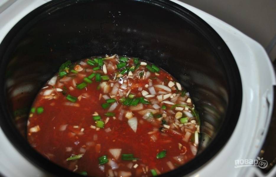 Переложите овощи в рис вместе с томатной пастой.