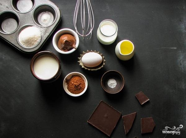 1. Вот перед вами полный набор ингредиентов, которые потребуются, чтобы повторить рецепт приготовления блинного торта сладкого на вашей кухне. 