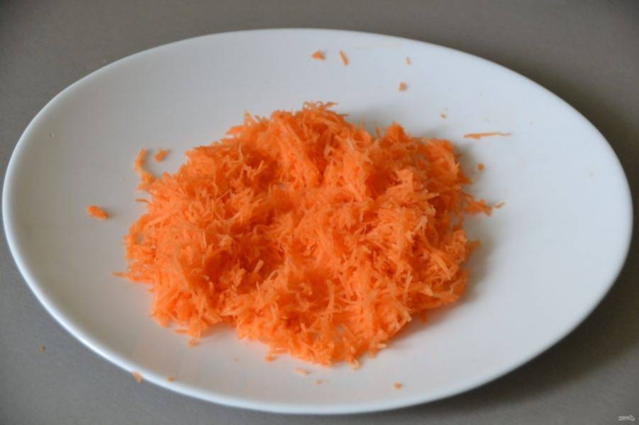 Натрите на мелкой терке морковь.