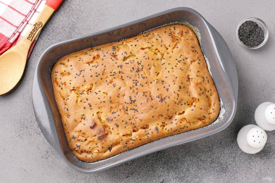 Пирог с капустой и кабачками готов. Нарежьте его на порции и подавайте к столу.