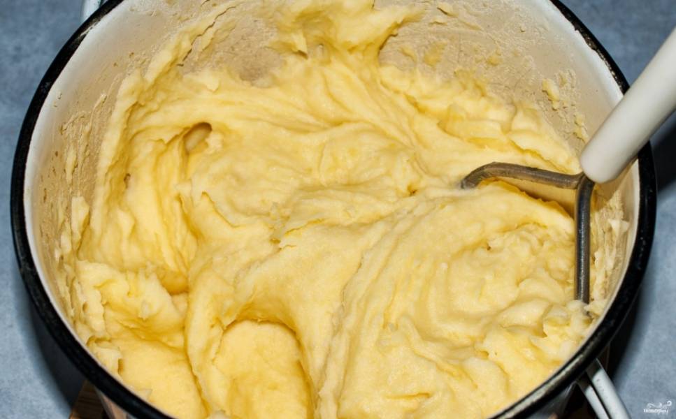 2. Когда картошка сварится - добавим масло, сливки или молоко - все, что вы привыкли добавлять в пюре. Собственно, делаем пюре. 