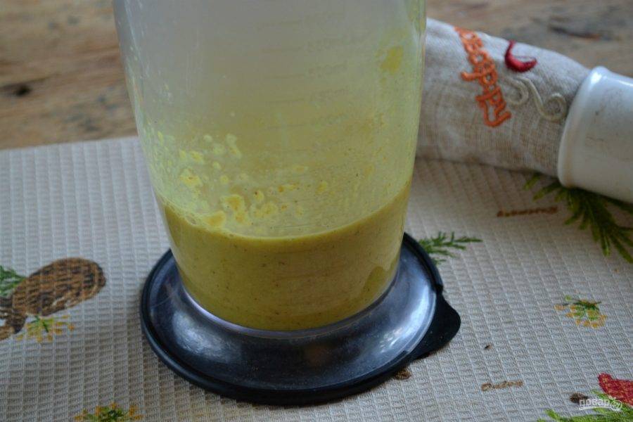 Измельчите соус с помощью блендера до однородного состояния. Лук и чеснок будут настолько мягкими, что пюрировать их будет совсем несложно.