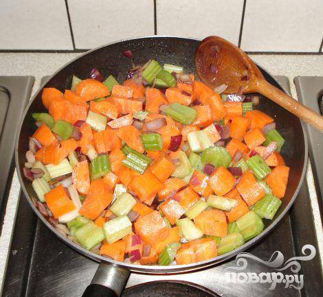 4.	Добавить лук и сельдерей и готовить еще три-четыре минуты или пока морковь и сельдерей не начнут приобретать мягкость. Переместить овощи в мультиварку.