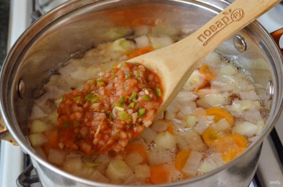 В кипящую воду положите все овощи, добавьте сальсу и варите при слабом кипении 20 минут.