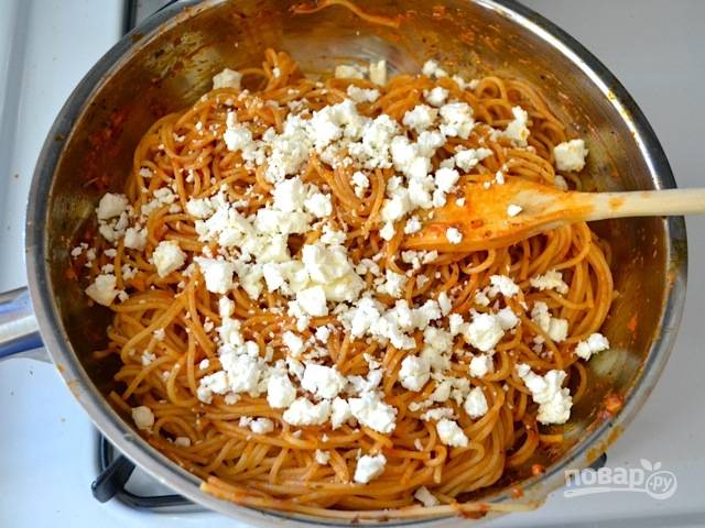 5.	Раскрошите поверх спагетти фету.