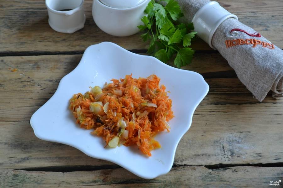 7.	Спассеруйте в подсолнечном масле мелко натертую морковь и измельченный лук.