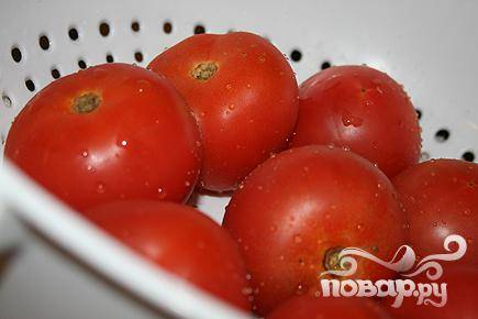 1. Выбрать плотные помидоры одинакового размера, помыть их, отряхнуть от сырой воды и осторожно вынуть серединку с семенами.