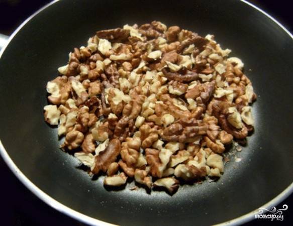 Поджарим грецкие орехи на сковородке. Орехи можно порезать, но не очень мелко. Они нам нужны для украшения.