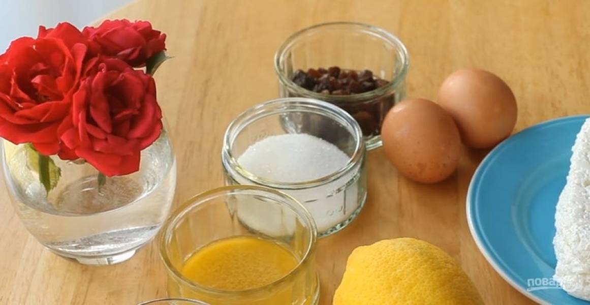 3. Отправьте в разогретую до 180 градусов духовку на 15 минут, после чего выньте наполнитель и запекайте еще 5 минут. Остудите основу. Творог, сахар, растопленное и слегка остывшее сливочное масло, яйца, корицу и цедру лимона смешайте миксером.