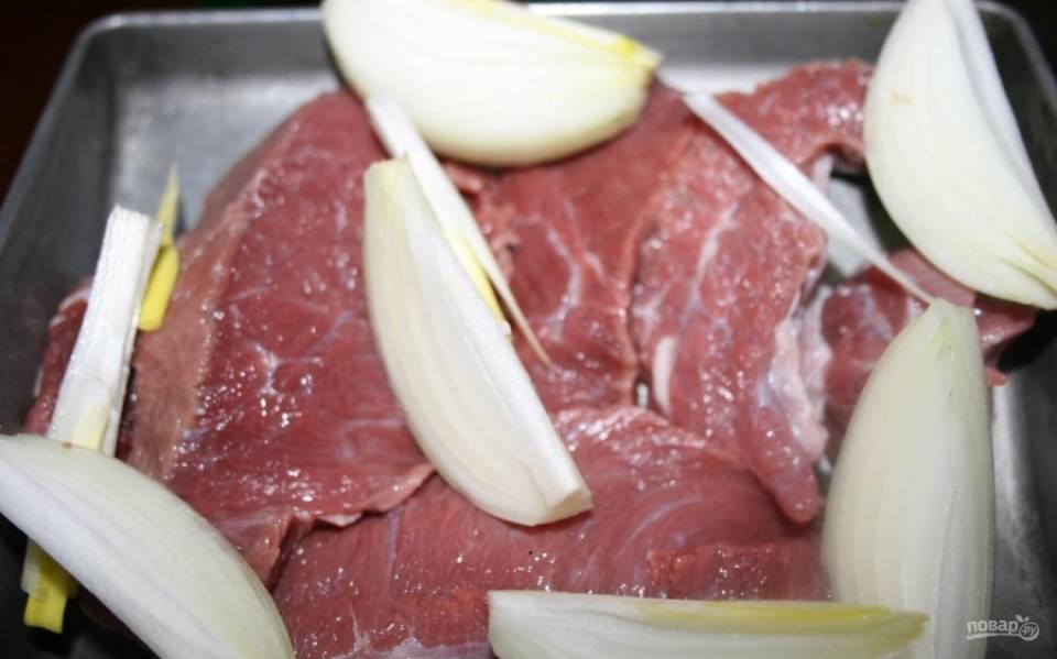 1.	Мясо мою и нарезаю небольшими кусочками, лук очищаю и нарезаю дольками. Пропускаю мясо с луком через мясорубку.