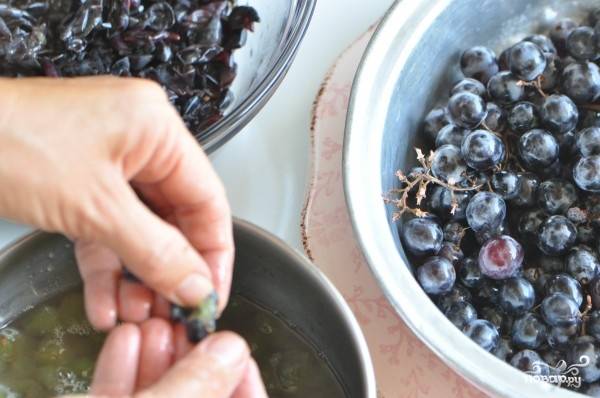 Затем начинается самый утомительный процесс. В кастрюлю, в которой будем варить джем, выдавливаем внутренность винограда, шкурки выкидываем. Так делаем с каждой ягодкой.