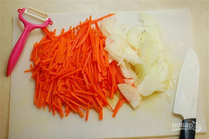 1. Очистите и нарежьте морковь и луковицу. Если будете подавать без соевого соуса, добавьте немного соли по вкусу. 