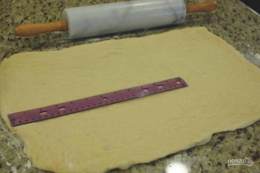 3.	Когда тесто будет готово (через 2-3 часа, зависит от модели), выложите его на поверхность, посыпанную мукой, и раскатайте в прямоугольник.