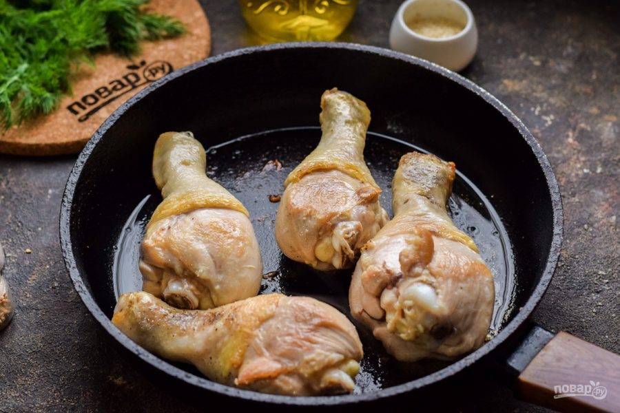 В сковороде прогрейте немного растительного масла, выложите курочку и жарьте ножки по 3 минуты с каждой стороны.