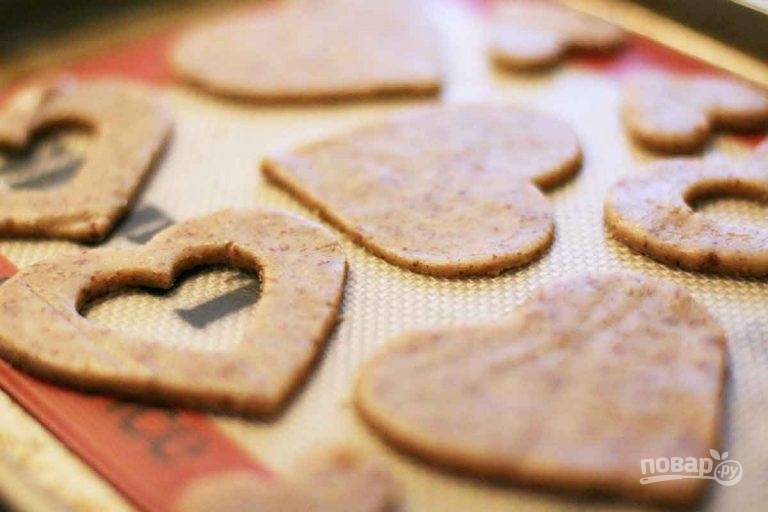 2.	С помощью формы для печенья вырежьте сердечки: цельные и с дырочкой по центру. 