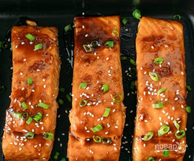 Готовую рыбку смажьте соусом, присыпьте кунжутом по вкусу и зеленым лучком.