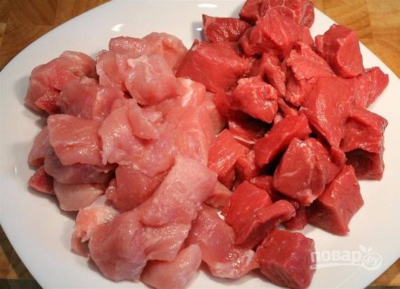 Для гуляша берется несколько сортов мяса, если есть копченые ребрышки - добавляем и их. Нарезаем свежее мясо на кусочки. Овощи чистим.