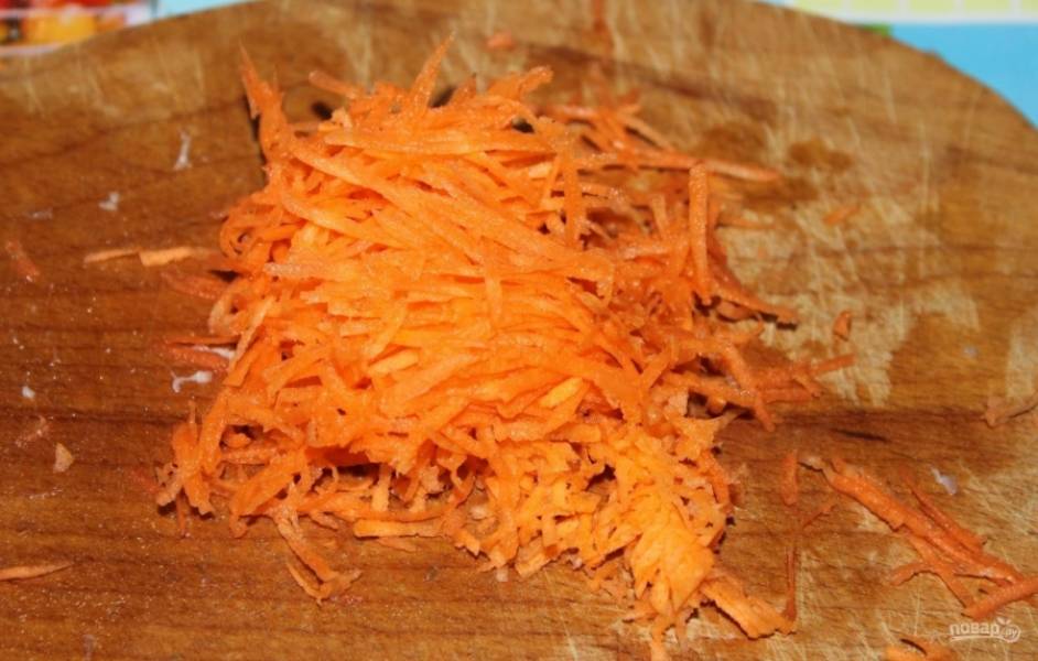 4.	Морковку чищу, мою и измельчаю на крупной терке.