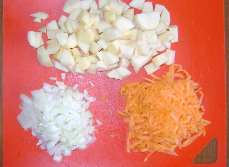 2. Лук и морковку измельчаем. Картошку режем брусочками. 