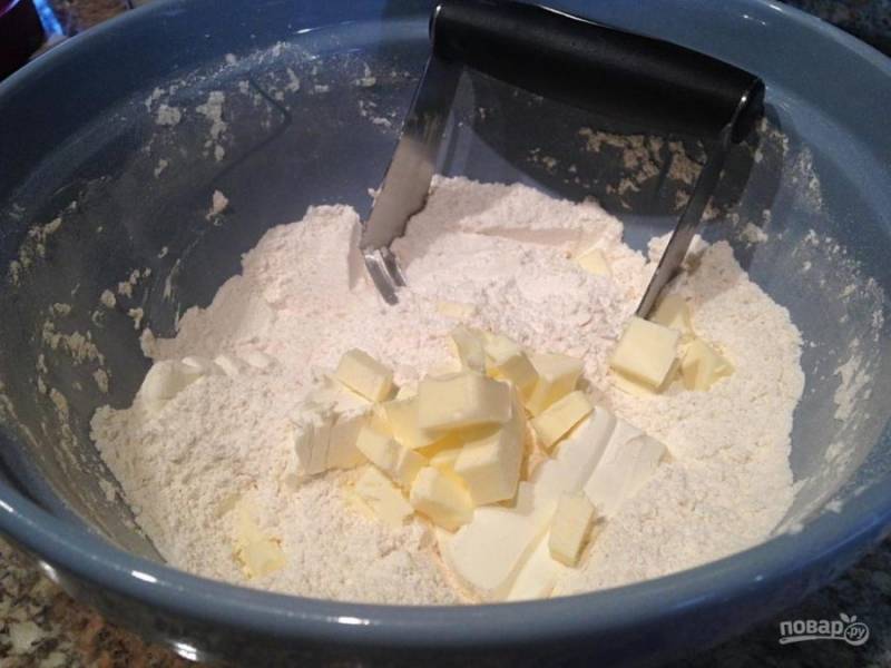 Добавьте в мучную смесь подмороженный сыр и масло.