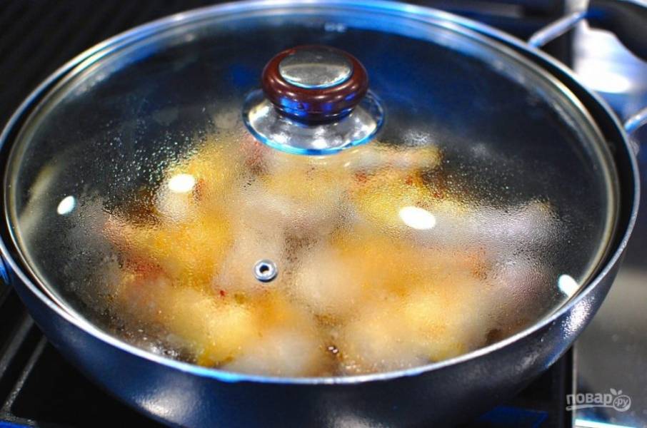 5.	Накройте сковороду крышкой, уменьшите огонь до минимума и тушите 15 минут.